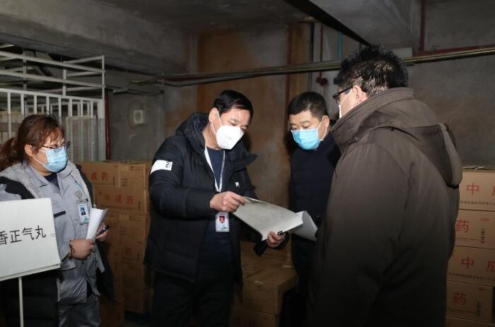 國藥集團新疆制藥有限公司檢查藿香正氣丸的生產(chǎn)儲備情況。（馬少賓 